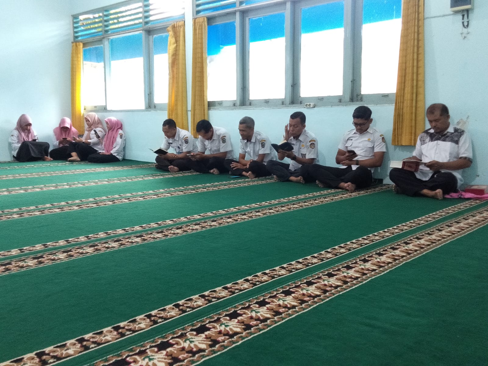 Kegiatan Membaca Ayat Suci Al-Quran dan Terjemahannya